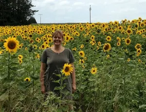 Frauen im Sonnenblumenfeld von der Ölmühle Bayreuth