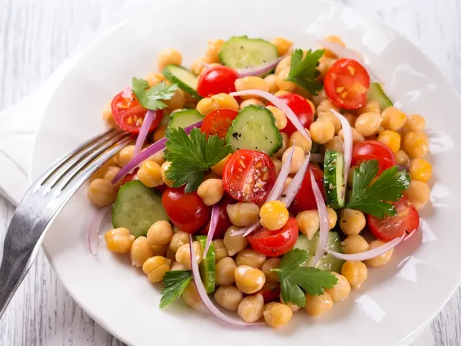 Mehr über den Artikel erfahren Mediterraner Kichererbsensalat