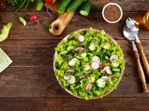 Grüne Salatbowl mit Hanföl-Zitrus-Dressing