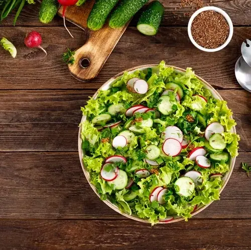 Grüne Salatbowl mit Hanföl-Zitrus-Dressing