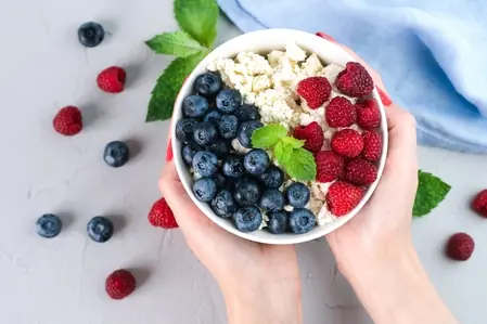 Mehr über den Artikel erfahren Mariendistelsamen-Frischkäse mit Beeren