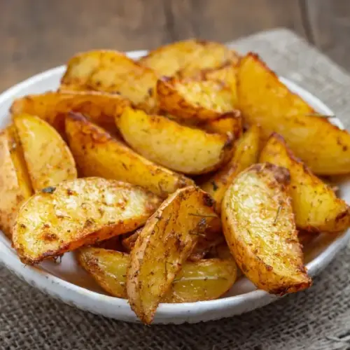 Chilisenf-Rosmarinkartoffeln in einem Teller