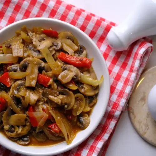 Champignons in Sauce mit Schalottenöl