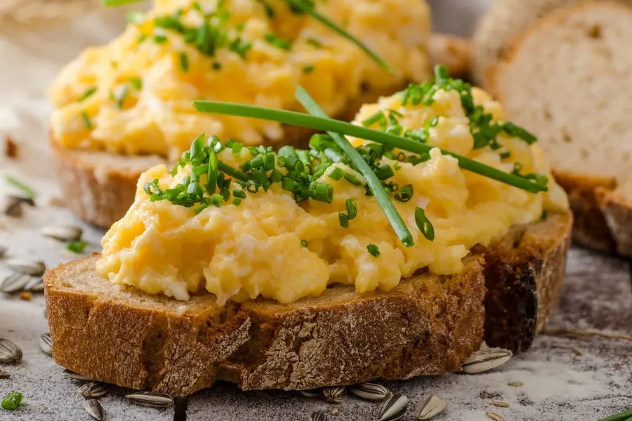 Mehr über den Artikel erfahren Rührei mit Schnittlauchöl auf Roggenbrot